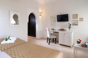 Postel nebo postele na pokoji v ubytování Marrakech Ryads Parc All inclusive