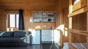 cocina con sofá y lavabo en una habitación en Hvammstangi Cottages, en Hvammstangi