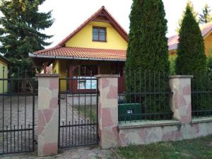 ボガーチにあるLinda Villaの門付塀裏の家