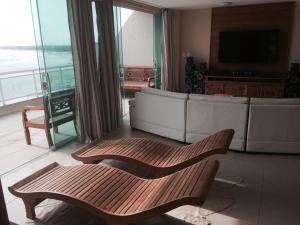 アハイアウ・ド・カボにあるCobertura Arraial do Caboのソファとテレビのあるリビングルーム