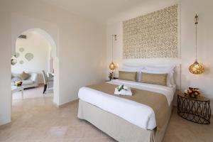 Postel nebo postele na pokoji v ubytování Marrakech Ryads Parc All inclusive