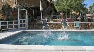 Bazén v ubytovaní Agriturismo Palazzo Conti A alebo v jeho blízkosti