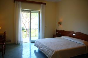 Postel nebo postele na pokoji v ubytování Hotel Terme Alexander
