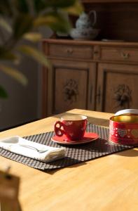 Rohrwiller的住宿－Maison d hotes Coeur de Village Alsace & spa，一张桌子,上面有两个红杯和餐巾纸