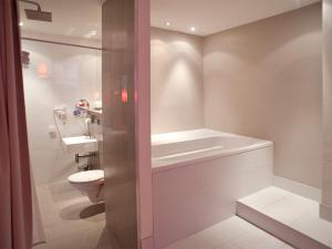 La salle de bains est pourvue de toilettes et d'un lavabo. dans l'établissement Hotel PurPur, à Prague