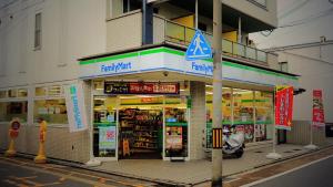 Supermarket nebo jiné obchody v  vily nebo okolí