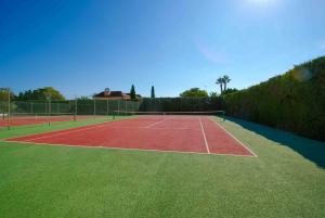 カンポアモールにあるVilla Catalinaのテニスコート(テニスラケット付)