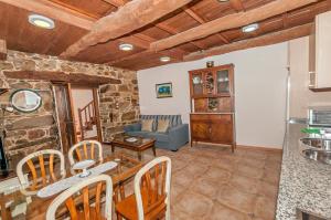 cocina y sala de estar con mesa y sillas en Casa Canedo Suite, en San Juan de la Mata