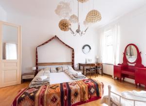 a bedroom with a bed and a table and a mirror at Rembrandt Refugium in Vienna