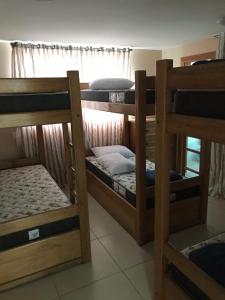 アハイアウ・ド・カボにあるCobertura Arraial do Caboの窓のある部屋に二段ベッドが2つある +45枚の写真