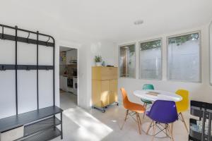 a dining room with a table and chairs at Maison avec jardin et jacuzzi proche Polytechnique in Palaiseau