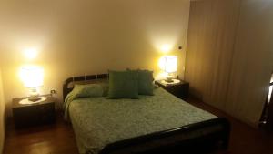 ナポリにあるCasa Sannazzaroのベッドルーム1室(ランプ2つ付)