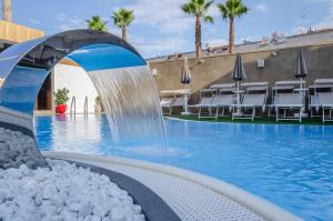 a fountain in the middle of a swimming pool at a hotel at Hotel Bellavista in Marina di Varcaturo