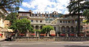 un grand bâtiment sur le côté d'une rue dans l'établissement Villa Toscane, à Montreux