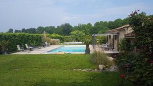 The swimming pool at or close to Chambres d'hôtes Les Palmiers de la Cité