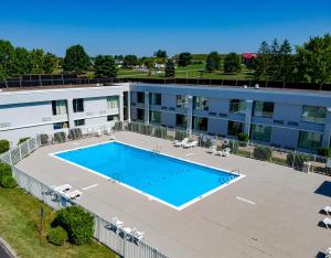 einem Luftblick auf ein Gebäude mit einem Pool in der Unterkunft Motel 6-Clarion, PA in Clarion