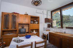 Kuchyňa alebo kuchynka v ubytovaní Traditional House Maries