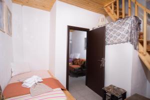 Posteľ alebo postele v izbe v ubytovaní Traditional House Maries