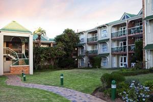 een rij appartementen met een tuin bij Brookes Hill suites no 18 in Port Elizabeth