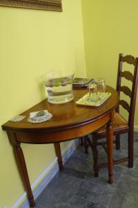 - une table en bois avec un bol et des verres dans l'établissement Chambre Ajaccio, à Ajaccio