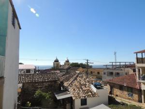 una vista di una città dal tetto di un edificio di Pousada Chega Mais a São Thomé das Letras