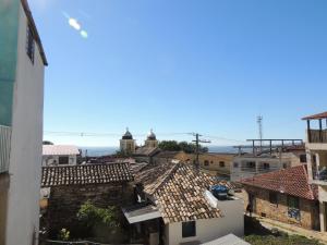 vistas a la ciudad desde el techo de un edificio en Pousada Chega Mais, en São Thomé das Letras