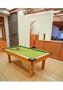 a pool table sitting in a room with afits at Sundaze Riverside House - Colchester - 5km from Elephant Park in Colchester