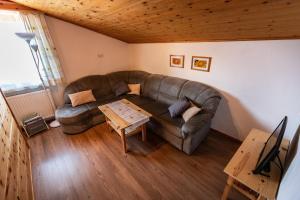 ein Wohnzimmer mit einem Sofa und einem Tisch in der Unterkunft Fink-Hof in Wildermieming