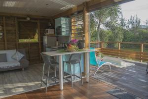 Balkón nebo terasa v ubytování BUNGA-LODGE (bungalow 4* avec piscine privée)