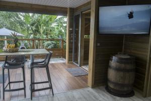TV a/nebo společenská místnost v ubytování BUNGA-LODGE (bungalow 4* avec piscine privée)