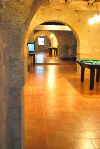 une chambre avec une table de ping-pong dans un bâtiment dans l'établissement domaine du hiron, à Castéra-Lectourois