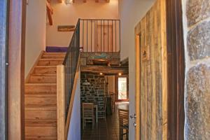 schody prowadzące do domu z drewnianymi ścianami w obiekcie Hotel Rural Las Encinas w mieście Santa María de Redondo