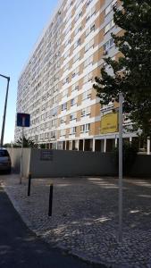 um grande edifício com um parque de estacionamento em frente em Apartment in Portela near the Airport em Lisboa