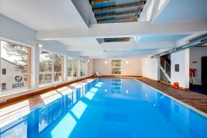 Bazén v ubytování Apartamenty Poddąbek- basen kryty, sauna, animacje dla dzieci , małpi gaj, baseny na dachu nebo v jeho okolí