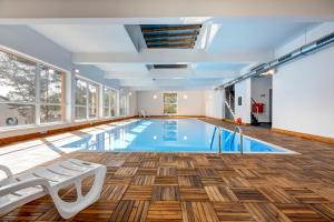 Bazén v ubytování Apartamenty Poddąbek- basen kryty, sauna, animacje dla dzieci , małpi gaj, baseny na dachu nebo v jeho okolí
