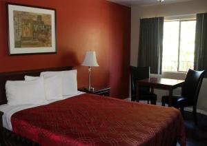 Postel nebo postele na pokoji v ubytování Americas Best Value Inn Kelso