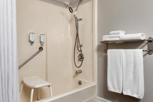 Vonios kambarys apgyvendinimo įstaigoje Travelodge Suites by Wyndham New Glasgow