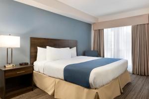 Ένα ή περισσότερα κρεβάτια σε δωμάτιο στο Travelodge Suites by Wyndham New Glasgow