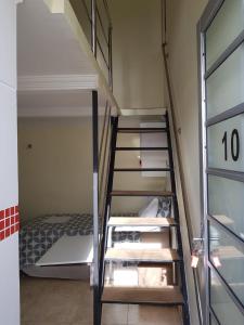 Våningssäng eller våningssängar i ett rum på Hostel Trem de Minas
