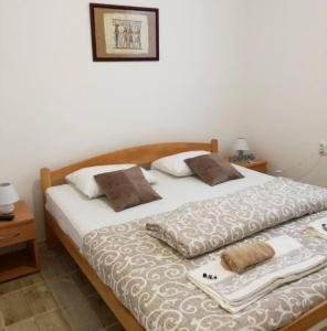 two twin beds in a room with at Apartmani Maja Zrenjanin in Zrenjanin