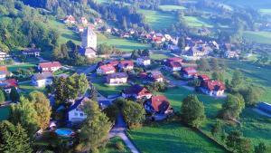 SchöderにあるFerienhaus-Bungalow Heidiの山の小さな村の空中風景