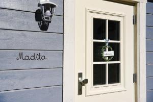 una casa azul con puerta y ventana en Haus Madita, en Breitnau