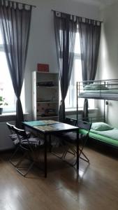 salon ze stołem i łóżkiem piętrowym w obiekcie Art Hostel w Krakowie