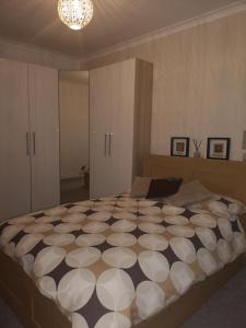 Un pat sau paturi într-o cameră la Sleep Well Apartment