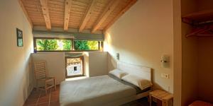 Un pat sau paturi într-o cameră la Hotel Rural Las Encinas
