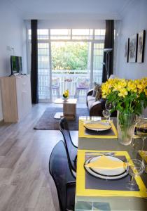ベナルマデナにあるApartamento benasolの黄色いテーブルと黄色い花が飾られたリビングルーム
