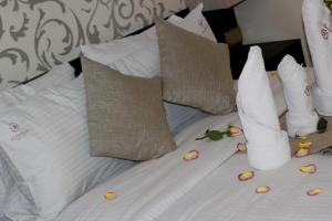 Postel nebo postele na pokoji v ubytování Astorian Grand Hotel Naivasha