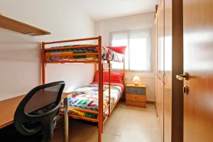 1 dormitorio con 2 literas y ventana en Apartamento "El Lilà 2" - Parking incluido, en Girona