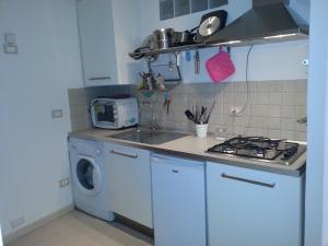 a kitchen with a sink and a washing machine at Fronte Mare Sul Molo in Lerici