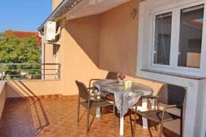 d'une terrasse avec une table et des chaises sur un balcon. dans l'établissement Apartments Remi - 300m from sea, à Nin